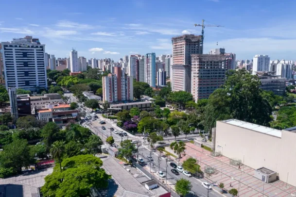 Restarantes na Vila Clementino, em São Paulo: vista do bairro, destacando a verticalização, arborização e o fluxo urbano próximo ao polo hospitalar.